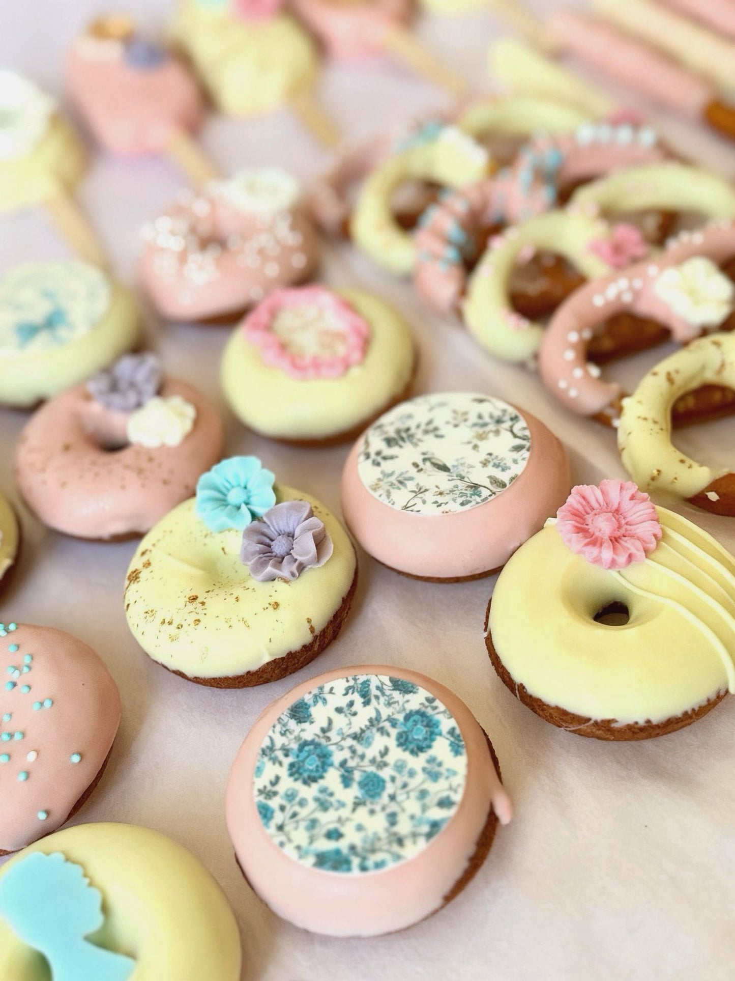 gepersonaliseerde sweet table box met wafels en waffooz rings bedekt met echte belgische chocolade voor een feestje,babyshower of verjaardag. elk gekozen thema zoals bijvoorbeeld dit Bridgerton thema